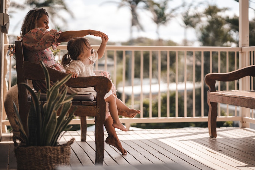 Mutter und Kind auf der Veranda